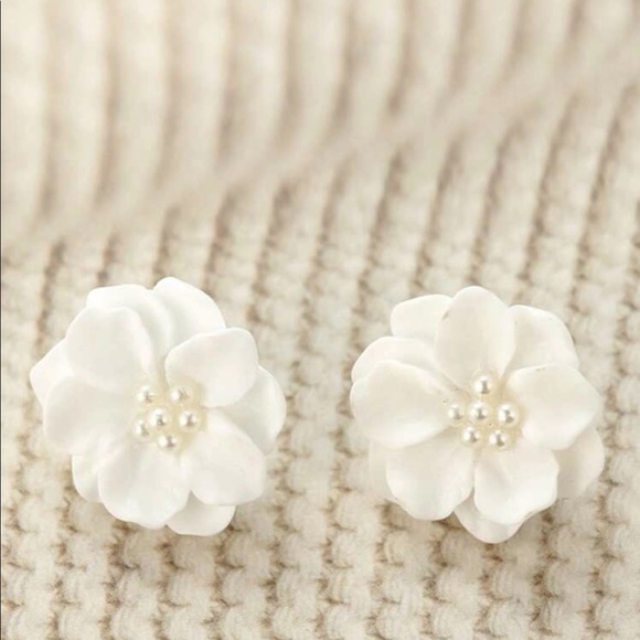 🤩HP🤩White flower stud earrings - Picture 4 of 5